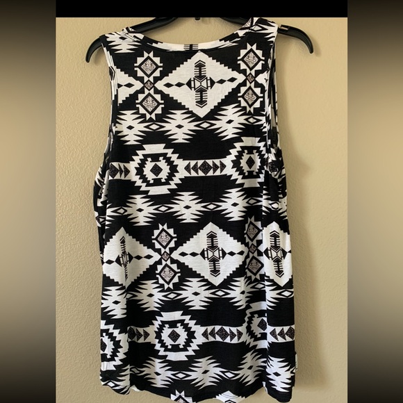 FOREVER21 Aztec Print Black White Tank Top NWOT SIZE L - Picture 9 of 9